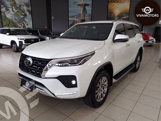 TOYOTA HILUX SW4 2.8 D-4D TURBO DIESEL SRX 7L 4X4 AUTOMÁTICO TOYOTA HILUX SW4 2.8 D-4D TURBO DIESEL SRX 7L 4X4 AUTOMÁTICO